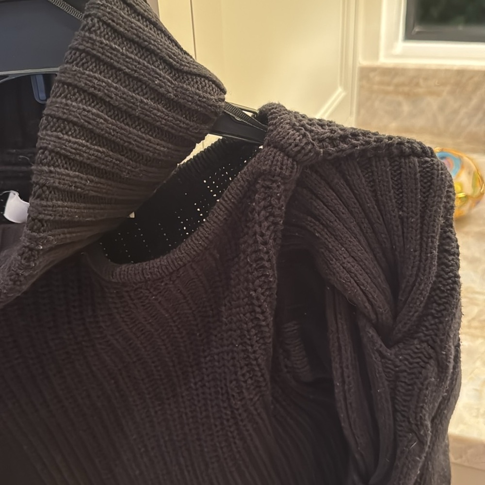 ASTR the Label Sequoia Shoulder Cutout Sweater Black Small - Picture 4 of 10